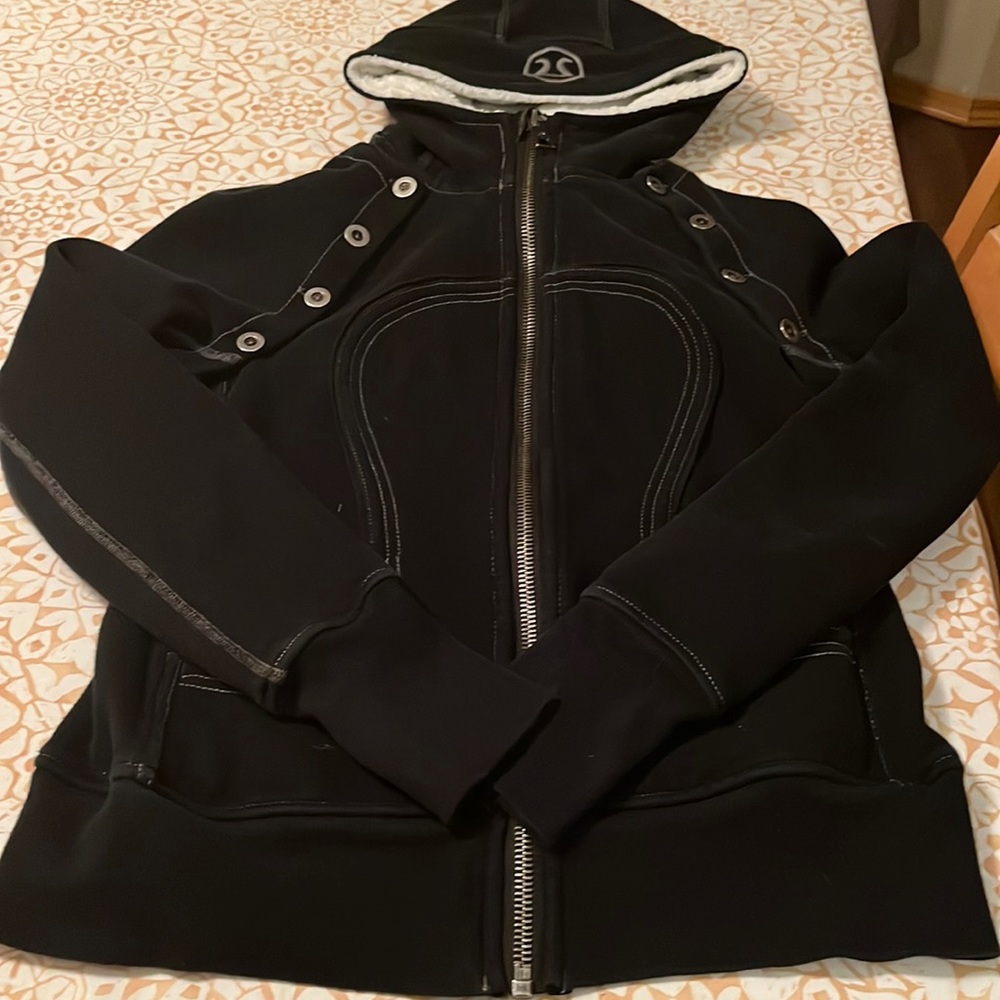 Lululemon Special Edition hoodie. Detachable sleeves. Size 10. Dark blue/black.